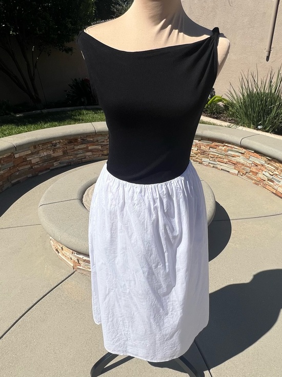 Dresses & Skirts - Black White
Sleeveless Fit & Flare
Midi Dress Cotton
Skirt Size S